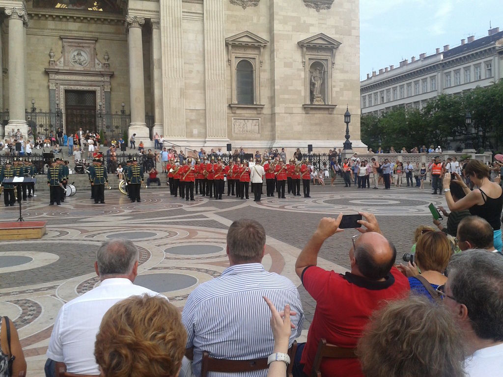 Szent Máté Napi IX. Fúvószenekari Fesztiválon vesz részt a Katasztrófavédelem Központi Zenekara, Budapesten a Bazilika előtt.