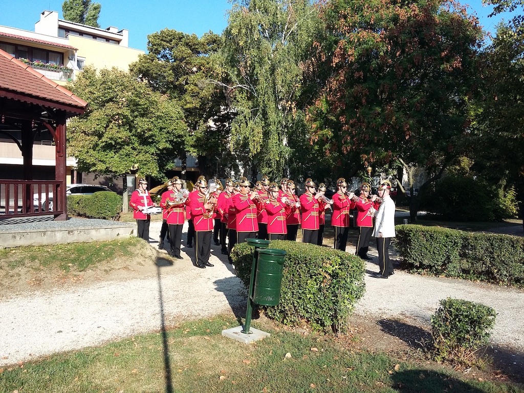 A Csornai Önkéntes Tűzoltó Egyesület fennállásának 135. évfordulóján ad térzenét a Katasztrófavédelem Központi Zenekara.
