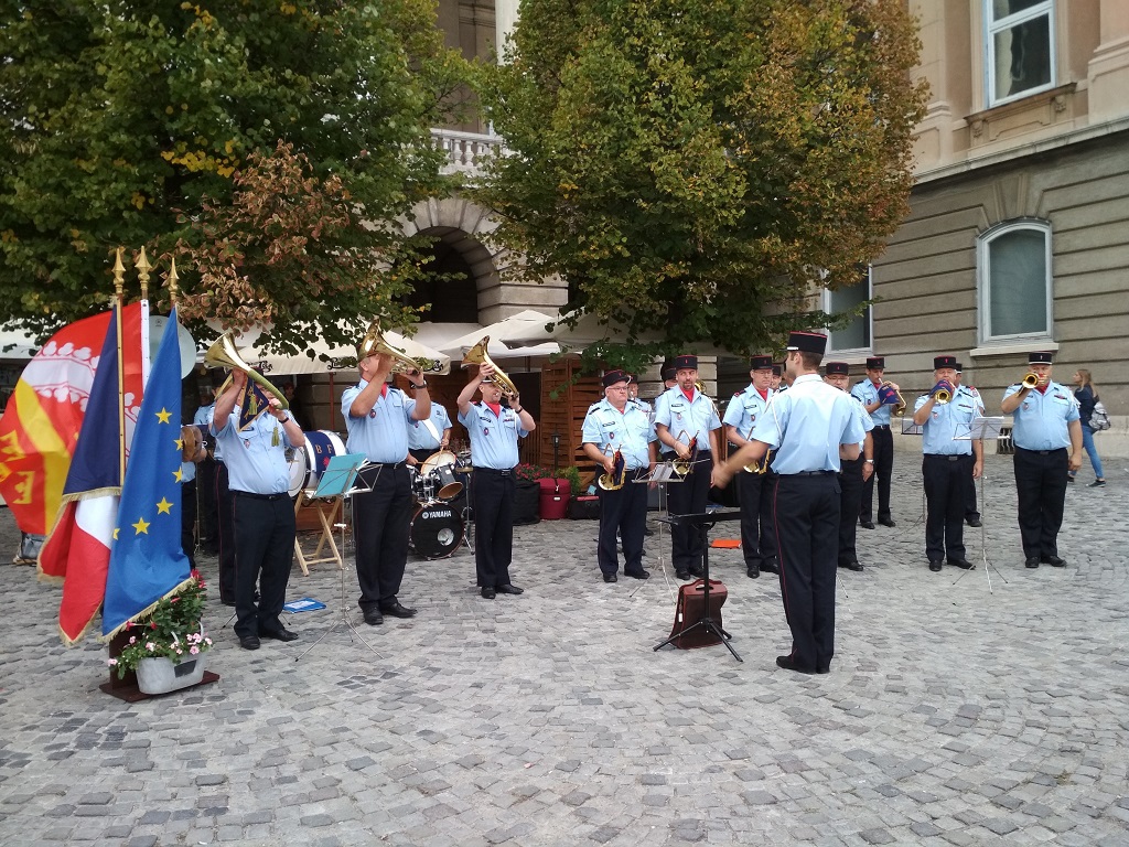 A Batterie Fanfare Kuttolsheim zenekar és a Katasztrófavédelem Központi Zenekara ad közös koncertet a Budai Várban.
