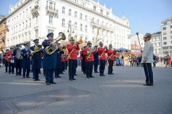 Flashmob a közös rendőr és tűzoltónap alkalmából.