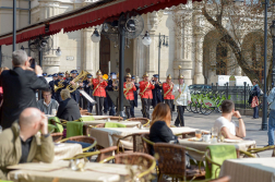 Flashmob a közös rendőr és tűzoltónap alkalmából.