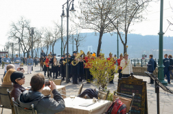 Flashmob a közös rendőr és tűzoltónap alkalmából.