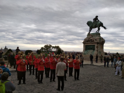 A Batterie Fanfare Kuttolsheim zenekar és a Katasztrófavédelem Központi Zenekara ad közös koncertet a Budai Várban.