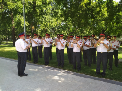 A Nemzeti Közszolgálati Egyetemen ad térzenét a Katasztrófavédelem Központi Zenekara